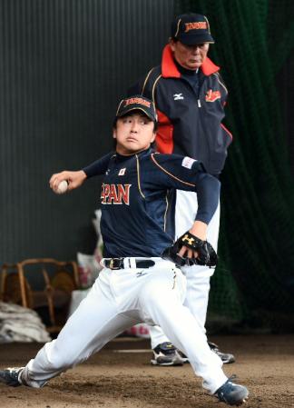 東尾コーチ（上）の前で気迫のこもったピッチングを披露する沢村（撮影・西岡　正）