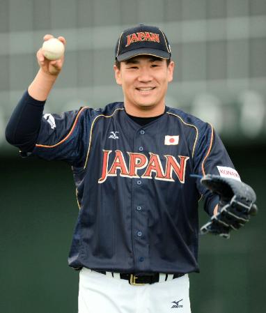 明るい表情でキャッチボールする田中将大＝宮崎・木の花ドーム（撮影・西岡　正）