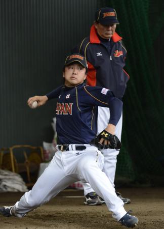 　東尾コーチの前で気迫のピッチングを披露する沢村（撮影・西岡　正）