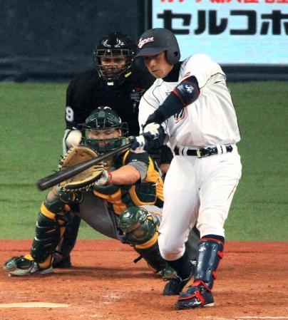 ８回、相川は左越えに逆転３ランを放つ（撮影・棚橋慶太）