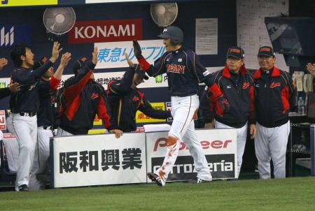 　１回、長野の右前安打で生還した内川を出迎える日本代表ナイン（撮影・棚橋慶太）