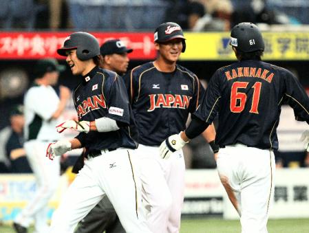 　４回、松井のタイムリー三塁打で生還し笑顔を見せる（左から）坂本、中田と角中