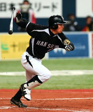 ５回、先制の中前タイムリーを放つ伊藤隼（撮影・棚橋慶太）