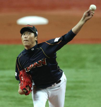 　力投する先発の内海