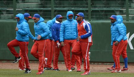 　ダウンジャケットを着込み、来日後の初練習をするＷＢＣキューバ代表ナイン