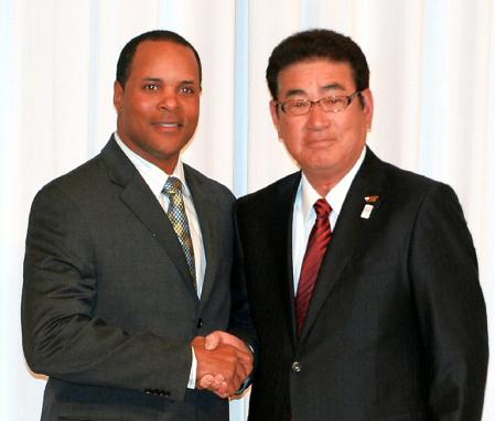ブラジル代表・ラーキン監督（左）と握手する日本代表・山本監督（撮影・西岡　正）