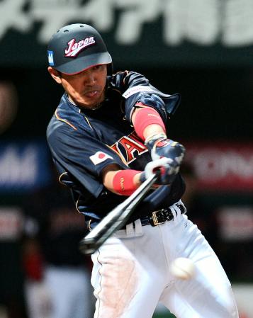 ８回日本代表２死満塁、日本代表・内川聖一は一塁適時内野安打を放つ＝ヤフオクドーム（撮影・栗木一考）