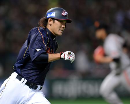 　６回、左翼線へ適時二塁打を放つＷＢＣ日本代表・坂本（撮影・栗木一考）