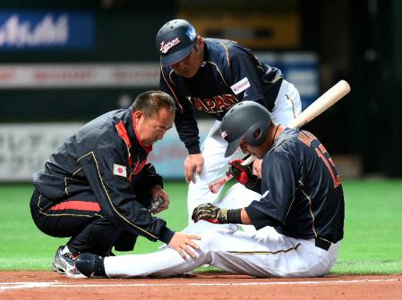 　６回、中田は自打球を当てる