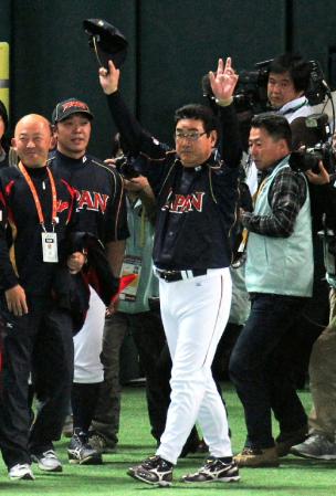 ライトスタンドのファンへ手を振り引き揚げる山本監督（撮影・立川洋一郎）