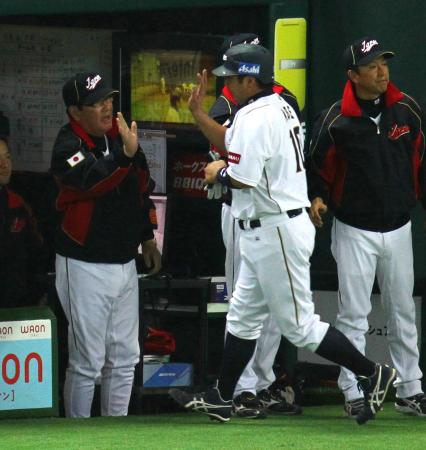 　５回、糸井のタイムリー二塁打で生還した一走・阿部。左は山本監督（撮影・立川洋一郎）