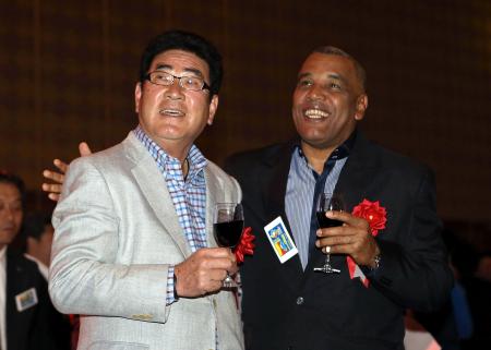 　笑顔で健闘を誓い合う日本代表の山本監督（左）とキューバ代表のビクトル・メサ監督（代表撮影）