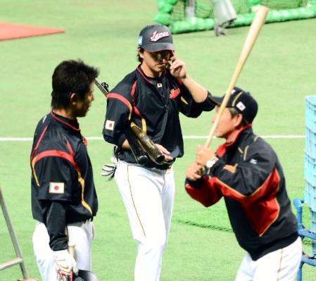 　立浪コーチ（右）からアドバイスを受ける稲葉（左）と長野