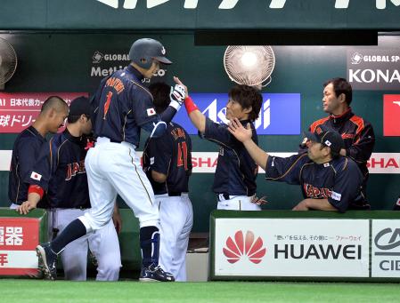 　９回、中犠飛を放った鳥谷（手前）を迎えるＷＢＣ日本代表ナイン