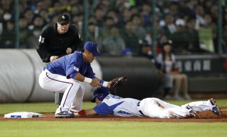 　１回韓国２死一塁、二盗を決めた鄭根宇が送球がそれる間に三塁を狙うがタッチアウト（ロイター＝共同）