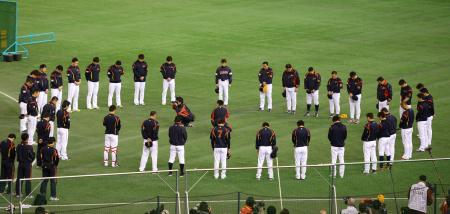 　東日本大震災から２年。黙とうを捧げるＷＢＣ日本代表ナイン