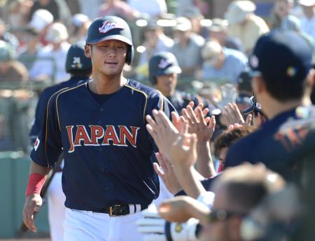 　６回、松井の左犠飛で生還し、ナインに迎えられる中田（撮影・西岡　正）