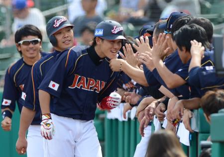 　３回、坂本（中）は左中間に２ランを放ち、ナインの祝福にあごタッチで応える