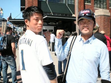 早大の先輩、鳥谷ら侍ジャパンの応援に東京から駆けつけた中井暁也さん本山景太郎さん＝サンフランシスコ・ＡＴ＆Ｔパーク　