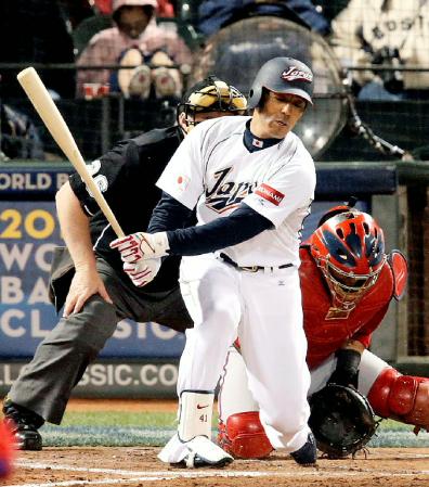 　プエルトリコ戦の５回、１死一、二塁の好機に空振り三振に倒れた稲葉＝ＡＴ＆Ｔパーク（共同）