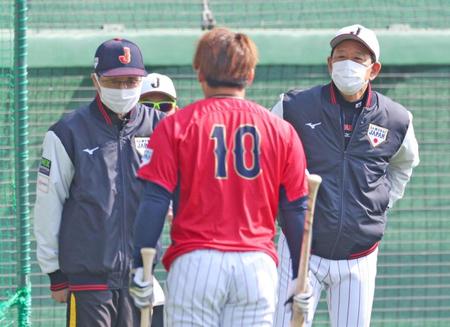 　栗山監督（右）の横で甲斐（１０）からあいさつされる王貞治氏（撮影・吉澤敬太）