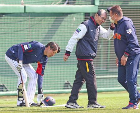 　侍ジャパンを激励する王貞治氏。左は源田（撮影・吉澤敬太）