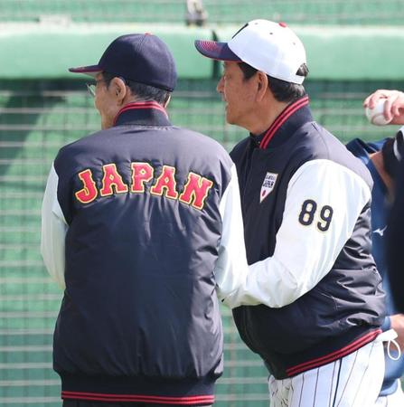 　ＪＡＰＡＮのジャンバーを着て、栗山監督（右）と握手する王貞治氏（撮影・吉澤敬太）