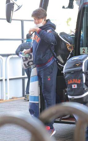 　球場入りする村上（撮影・吉澤敬太）