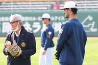 　権藤氏（左）の話を聞くダルビッシュ