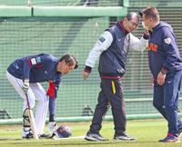 　侍ジャパンを激励する王貞治氏。左は源田（撮影・吉澤敬太）