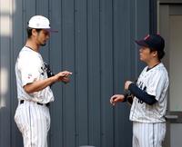 　ダルビッシュ（左）は投球練習を終えた山本にアドバイスする（撮影・山口登）