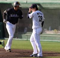 　６回、ソフトバンク打線に捕まる宮城（右）＝撮影・山口登