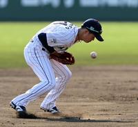 　６回、中野は三森の打球をファンブルし失点を許す（撮影・山口登）