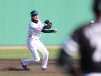 　６回、渡辺陸の三ゴロを捕球後、二塁へ悪送球する周東（撮影・吉澤敬太）