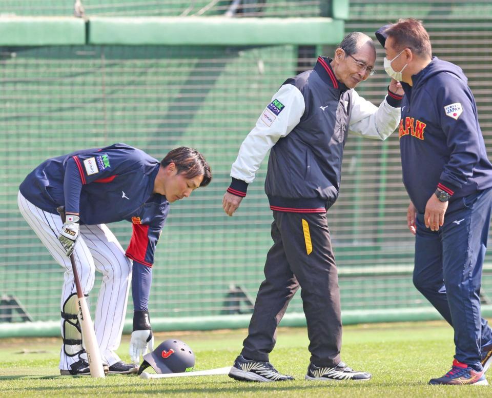 　侍ジャパンを激励する王貞治氏。左は源田（撮影・吉澤敬太）