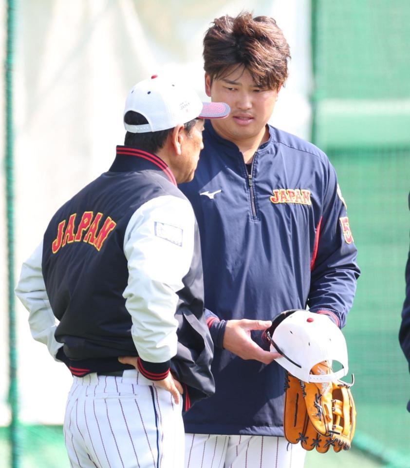 　栗山監督（左）の話を聞く村上（撮影・吉澤敬太）