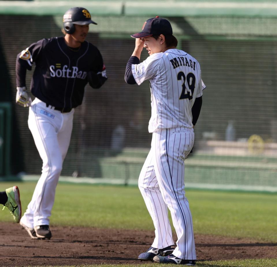 　６回、ソフトバンク打線に捕まる宮城（右）＝撮影・山口登