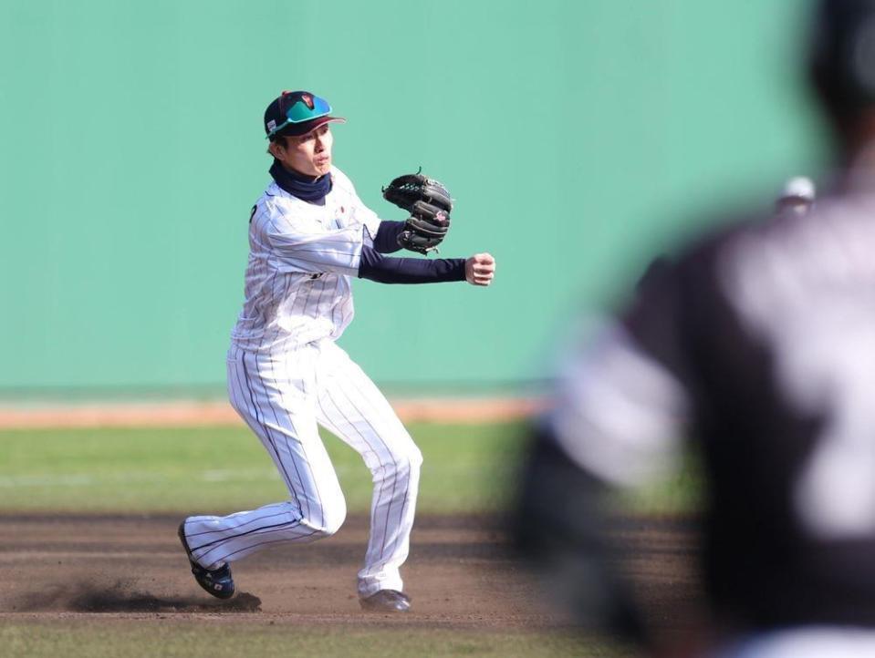 　６回、渡辺陸の三ゴロを捕球後、二塁へ悪送球する周東（撮影・吉澤敬太）