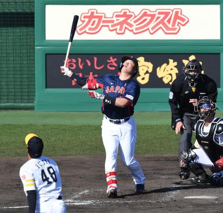 　３回、一飛に倒れる村上（撮影・金田祐二）