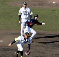 　５回、周東は二盗を決め、悪送球の間に一気に三塁へ（撮影・金田祐二）