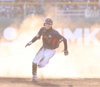 　９回、周東は盗塁を決め、送球がそれる間に三塁へ向かう（撮影・山口登）