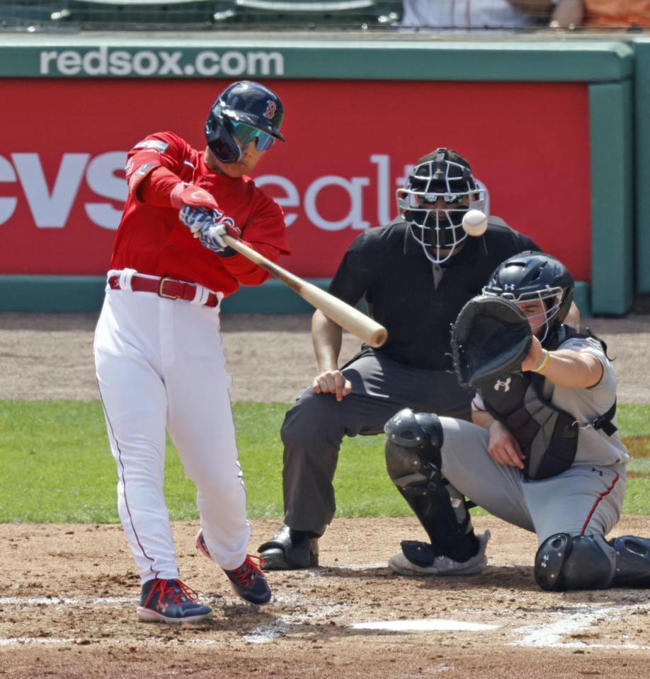 　大学生との練習試合で左犠飛を放つ吉田（共同）