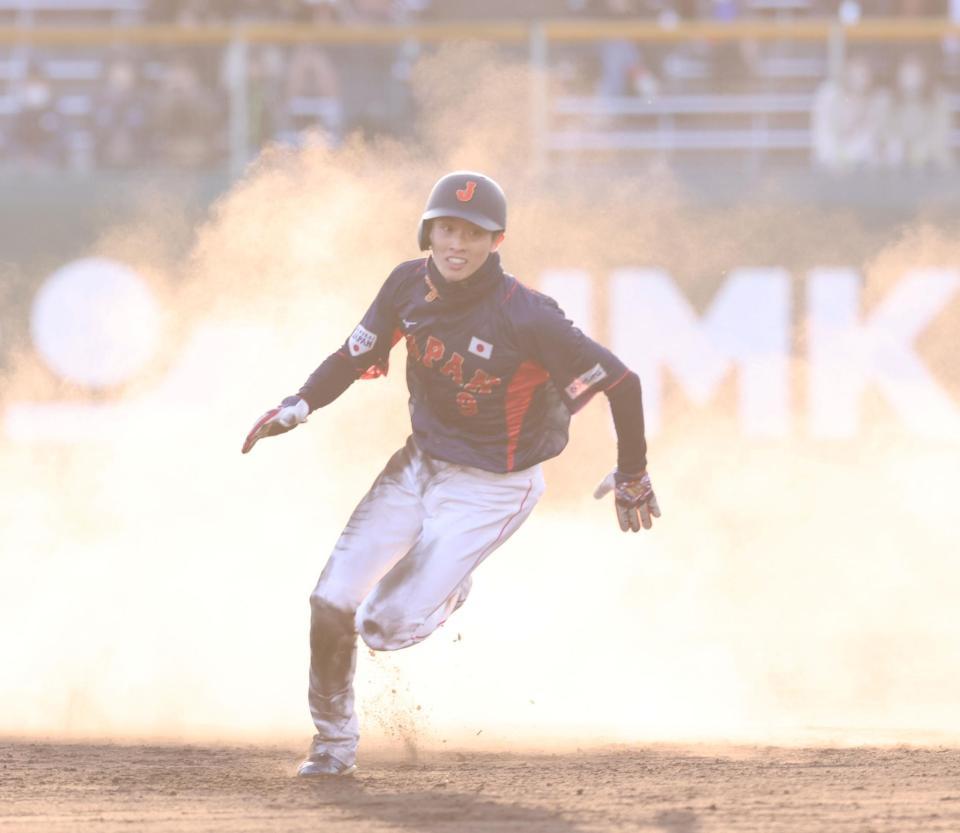 　９回、周東は盗塁を決め、送球がそれる間に三塁へ向かう（撮影・山口登）