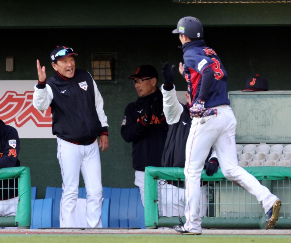 　９回、栗山監督（左）は生還した周東を迎える（撮影・山口登）