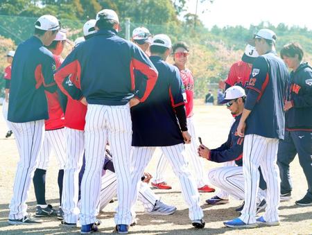 　ダルビッシュは宇田川を中心に投手陣をスマホで撮影する（撮影・山口登）