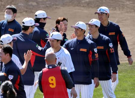 　宮崎合宿を終えダルビッシュ（中央左）とタッチする宇田川と湯浅（撮影・山口登）