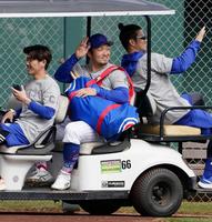 　練習を終えて引き揚げるカブス・鈴木（中央）＝共同