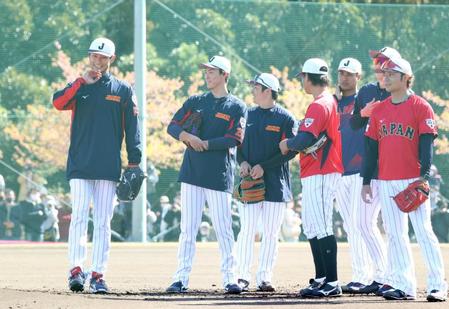 　笑顔を見せる（左から）ダルビッシュ、湯浅、松井裕、今永、宇田川、戸郷、伊藤（撮影・吉澤敬太）