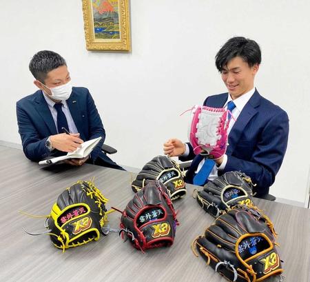 　湯浅（右）と打ち合わせをするザナックス・丸井悠平氏（提供写真）