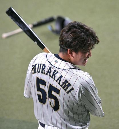 　打撃練習中、笑顔を見せる村上（撮影・伊藤笙子）